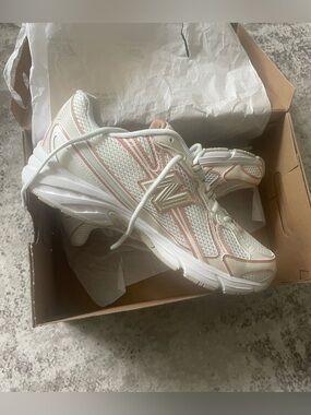 Men’s New Balance 740 size 10.5 beige